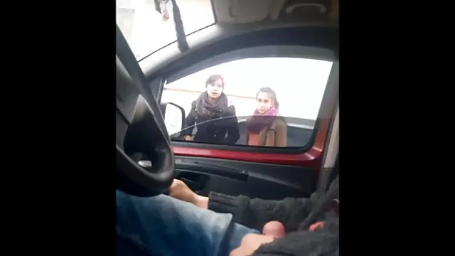 Dans sa chambre, une mignonne suce un pénis épais à un mec russe video porno 1990