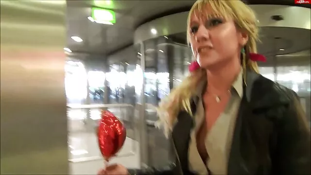 Un site vidéo x homme baise une fille maigre dans la bouche et jouit sur le visage