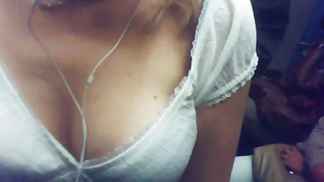 Adorable blonde fait une pipe video porno laly et chevauche la bite d'un mec