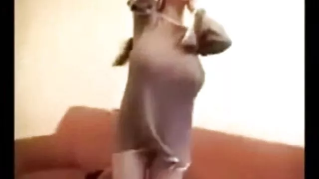 Fou sans culotte video porno au bureau aime un technicien expérimenté excité