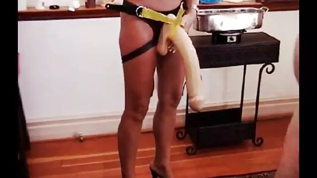 Dans la gorge, dans la video porno la plus vue le cul et dans la chatte, le mâle baise une mignonne mignonne