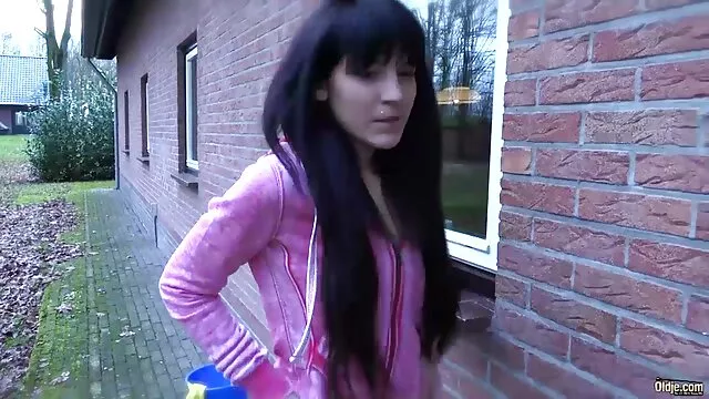 Une beauté video porno amteur coquine fait une excellente pipe à un inconnu