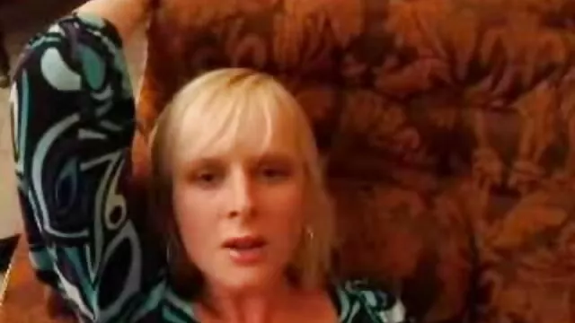 Joanna joue video x sensuel doucement avec sa chatte