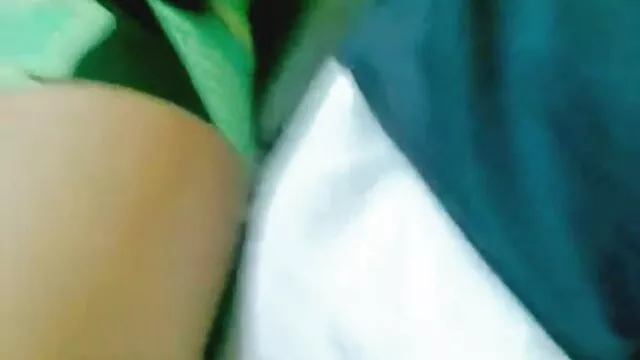 Fille aux petits seins se livre à des jouets sexuels video sexe film dans la chambre