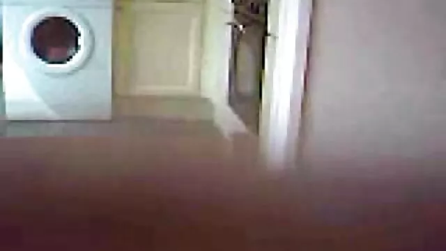 Une jeune femme active a fait un ingus anal à un video porno trash homme