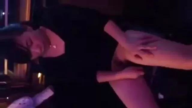 Sexy babe s'est donnée video actrice porno francaise à deux amants à la fois
