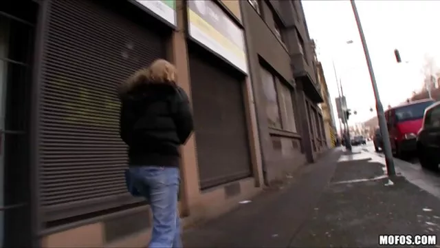 Malena plus âgée a des relations sexuelles avec video pornos africain deux étalons actifs