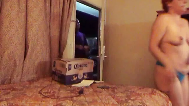 Le mec tire sur une video porno à 3 femme en jupe brillante avec une caméra cachée