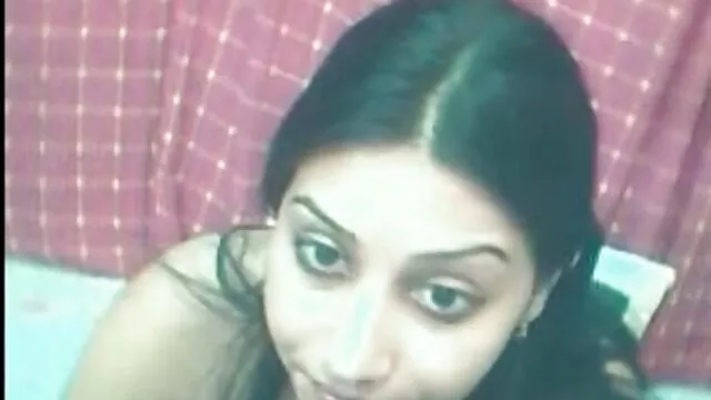 Sexe mécanique d'un les vidéos de xxx jeune couple sur un grand lit