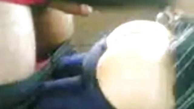Deux chiennes en bas sucent habilement la bite et les couilles prono black video d'un mec