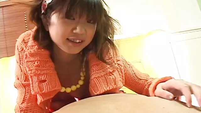 Chick caressant l'amant de la video prono xxx bite le réveille du sommeil