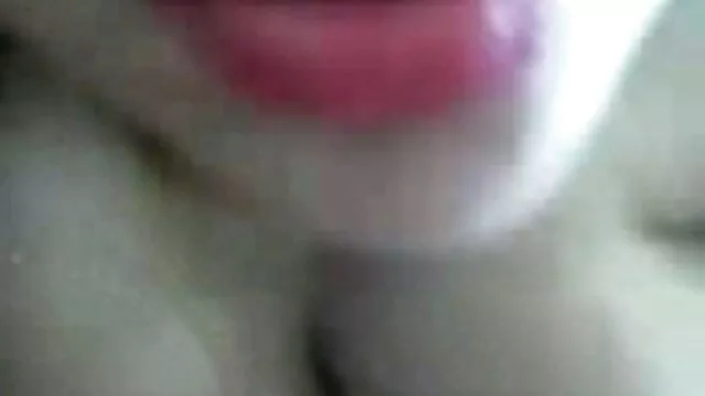 Une blonde en bas a branlé le pénis d'un vidéos film porno mec et l'a inséré dans sa chatte