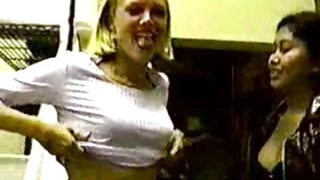 La nana aime renifler ses propres pieds vidèo porno
