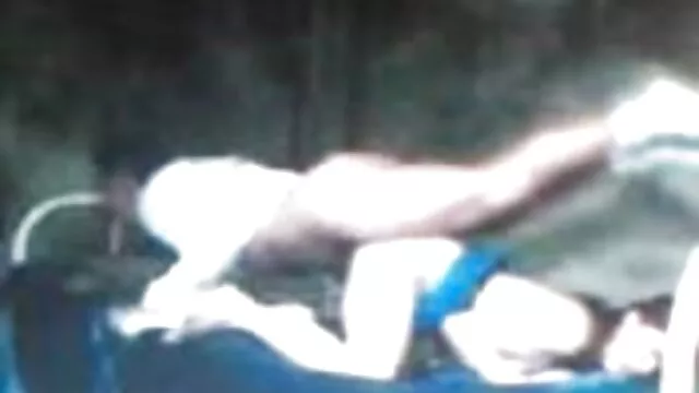 Un homme noir a jeté un bâton video six porno à une femme blanche