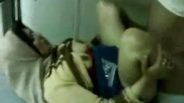 Fille video xxx 18 ans aux cheveux longs se masturbe sur le balcon
