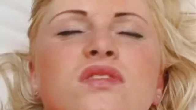 Une bête video porno au bureau blonde luxueuse en âge baise avec un jeune homme